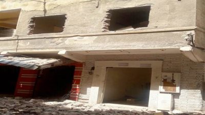 الجيزة تزيل عقارا مائلا بامبابة حفاظا على سلامة المواطنين