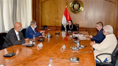  وزيرة التجارة والصناعة تبحث مع منتجي الأدوات الصحية سبل ترشيد استهلاك المياه