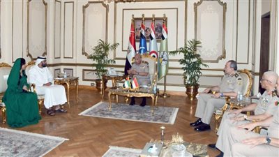 وزير الدفاع يلتقي رئيس مكتب حاكم إمارة رأس الخيمة بدولة الإمارات