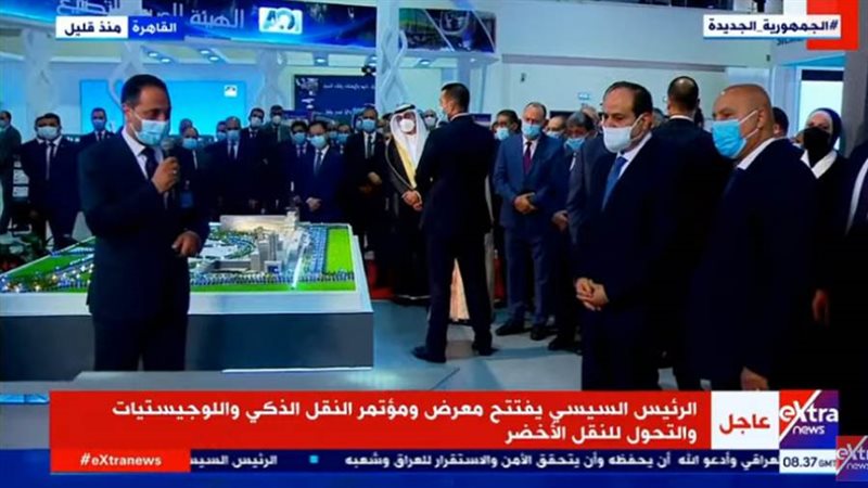 الرئيس السيسي يستمع