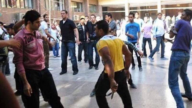 طالب يتعدى على زميله