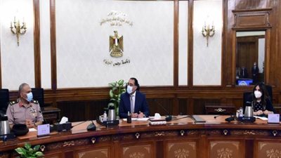 رئيس الوزراء يتابع مع رئيس الهيئة الهندسية موقف عدد من المشروعات الجاري تنفيذها
