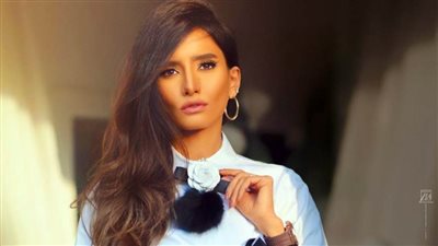 زينة تجري عملية جراحية بعد تأجيلها 12 عامًا