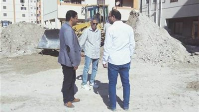 رئيس حى المساعيد بالعريش يتابع أعمال النظافة وحل شكاوى المواطنين