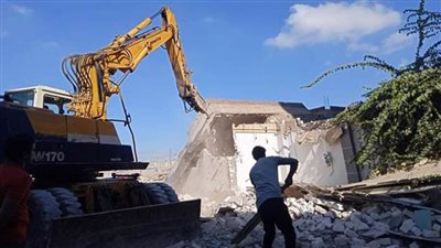 هدم عقارات ومحلات مخالفة بنطاق حي أول المنتزه بالإسكندرية