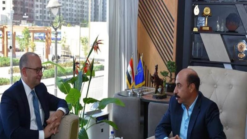 محافظ أسوان مع السفير