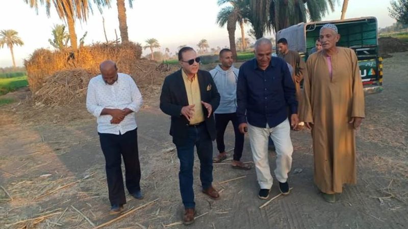 رئيس مركز ملوى يعاين