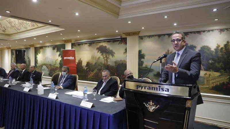 وزير السياحة يلقى