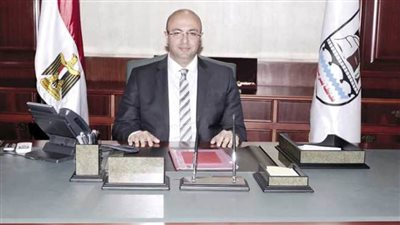 محافظ بني سويف يُكرم الطفل المعجزة لحفظه القرآن الكريم