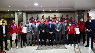 وزير الرياضة يكرم فريق المصارعة للبطل الأولمبي