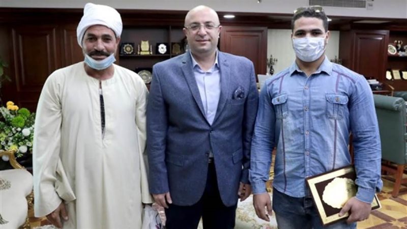 محافظ بني سويف يكرم