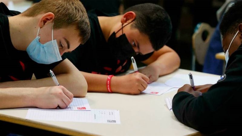 تلامذة في مدرسة باريسية