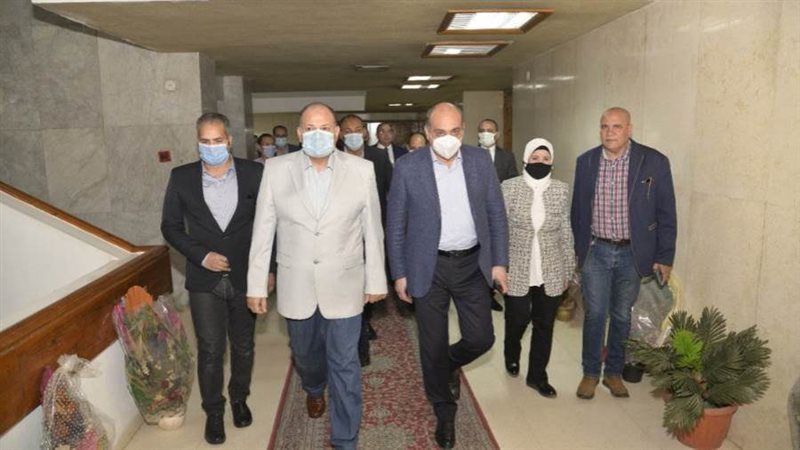 محافظ أسيوط يستقبل