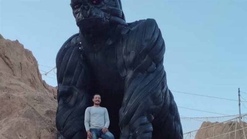 تمثال من إطارات السيارات