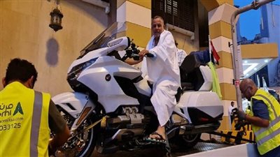 مصري يسافر من القاهرة إلى مكة بدراجته النارية لأداء العمرة! (صور)