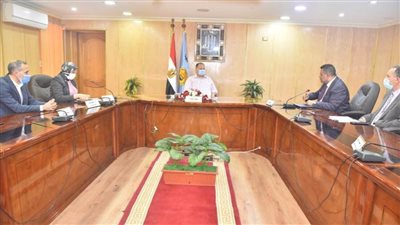 محافظ أسيوط يعقد اجتماعًا مع وفد 