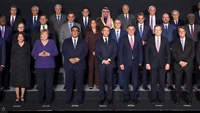 زعماء الدول المشاركة بمؤتمر باريس الدولي حول ليبيا يلتقطون صورا تذكارية