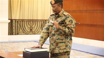 نائب رئيس مجلس السيادة السوداني وأعضاؤه يؤدون القسم الدستوري