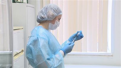 طبيب مناعة روسي: التطعيم المتكرر يشكل جرعة ضاربة من الأجسام المضادة