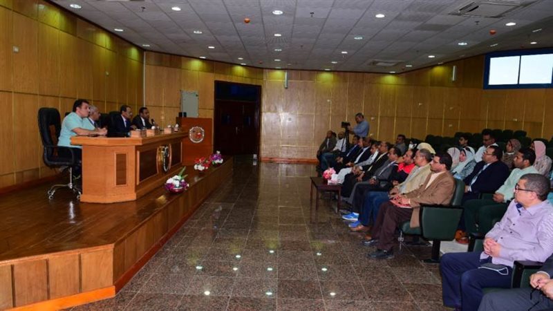 رئيس الجامعة خلال