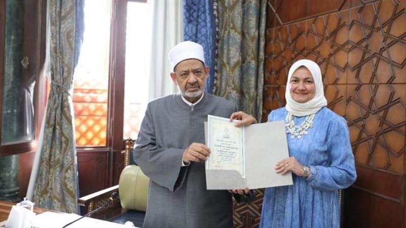 الإمام الأكبر يكرم