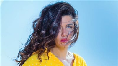 غادة عادل تقف على خشبة المسرح لأول مرة