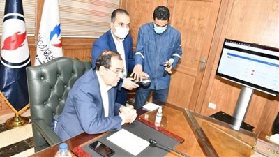 وزير البترول  يعطي إشارة تدشين أول منظومة الكترونية لتداول وتوزيع البوتاجاز 