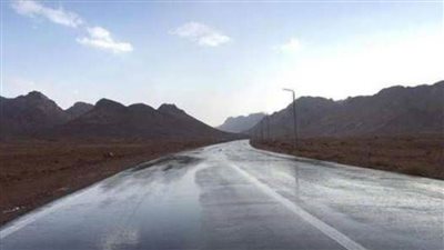 البحر الأحمر: سقوط أمطار على بعض مناطق القصير دون تأثير على حركة الطرق