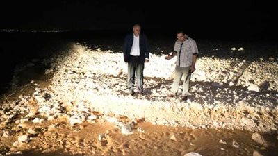 محافظ قنا ومدير الأمن يتابعان أعمال شفط وتصريف مياه السيول بطريق قنا - الاقصر