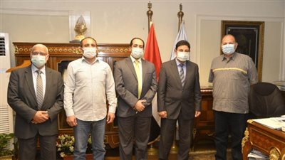 محافظ أسيوط يلتقي النقيب العام للأطباء البيطريين لبحث سبل تطوير الوحدات البيطرية