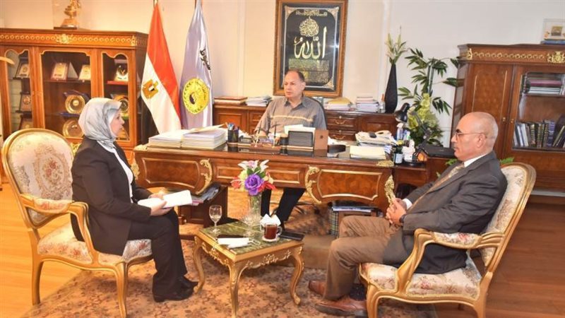 محافظ أسيوط يناقش