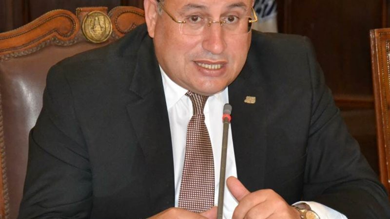 الدكتور عبد العزيز