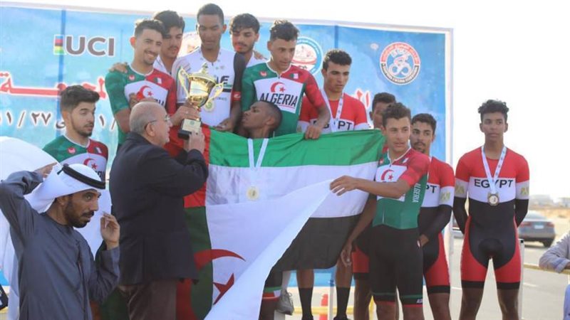 لحظه التتويج وتسليم