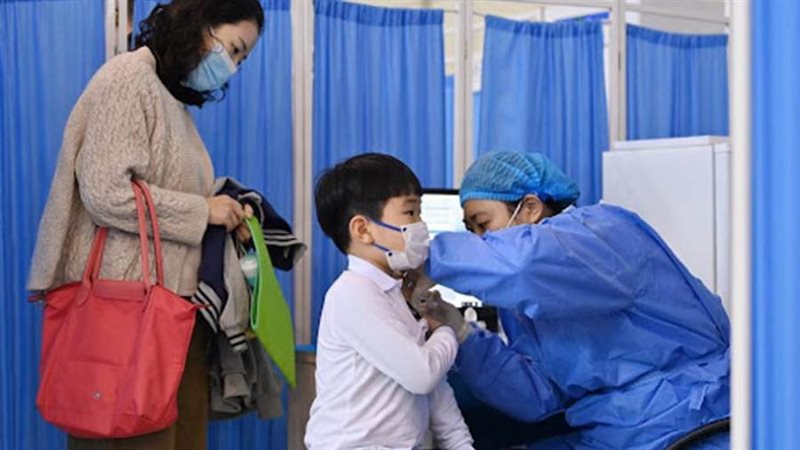 تطعيم طفل صيني