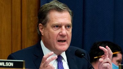 سيناتور أمريكي: لدينا عسكريون في أوكرانيا