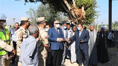 محافظ قنا يتفقد مشروعات حياة كريمة بقرية فاو قبلي