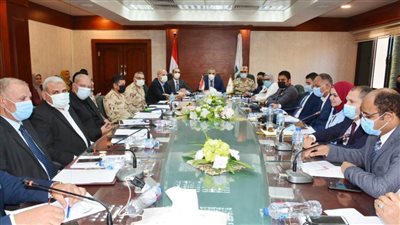 محافظ سوهاج يبحث مع مساعد قائد الجيش الثالث مشروعات 