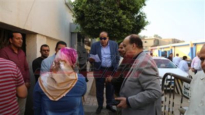 سكرتير عام كفر الشيخ يطلع على شهادات تلقي العاملين لقاح 