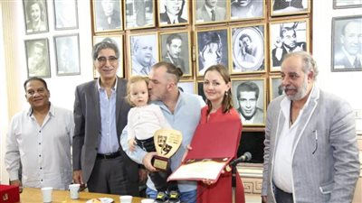 تكريم رئيس المهرجان القومي للمسرح لاسم الشاعر الراحل 