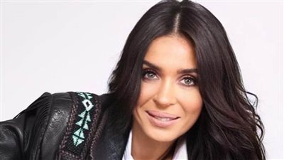 دينا تكشف حقيقة زواجها بعد ظهورها بفستان الزفاف