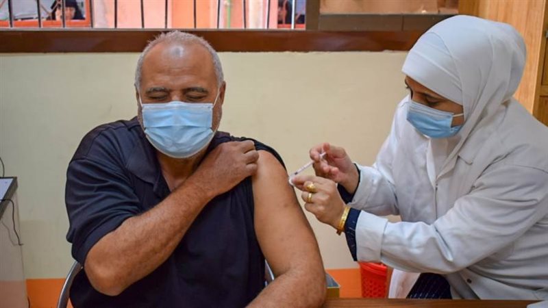 تطعيم المواطنين بلقاح