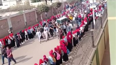 بممر شرفي.. طالبات كفر الأطرش يودعن جثمان مُعلمهن