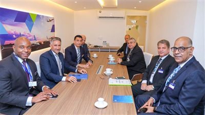 وفد من وزارة الطيران المدني يجتمع  بشركتي بوينج وايرباص العالميتين