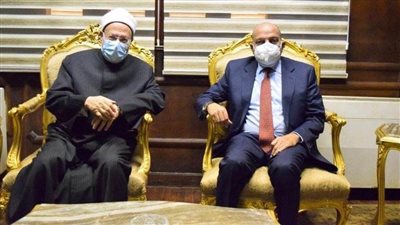 رئيس جامعة بني سويف يستقبل مفتي الديار المصرية بحضور رجال الأزهر والكنيسة
