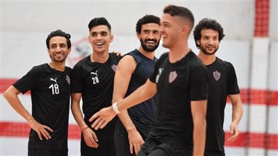 مران الزمالك.. اللاعبون يخوضون إطالات وتدريبات بدنية بمجمع الصالات