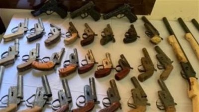 ضبط متهم بالقاهرة لحيازته أسلحة نارية دون ترخيص ومواد مخدرة