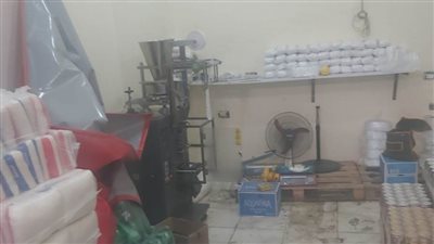 ضبط مدير مصنع لتعبئة السكر يحوي عبوات مجهولة المصدر