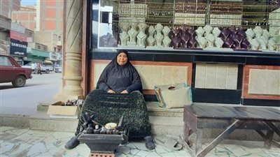 أرملة ستينية كرست حياتها في تربية بناتها الأربعة بعد رحيل زوجها