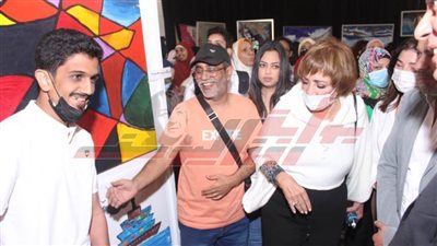 سهير عبد القادر تفتتح معرض الفنون التشكيلية لملتقى مؤسسة 