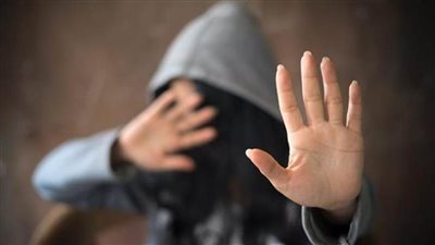 هدد باغتصابها لتصويره أثناء الاعتداء على مسن.. النيابة تحقق مع سائق 